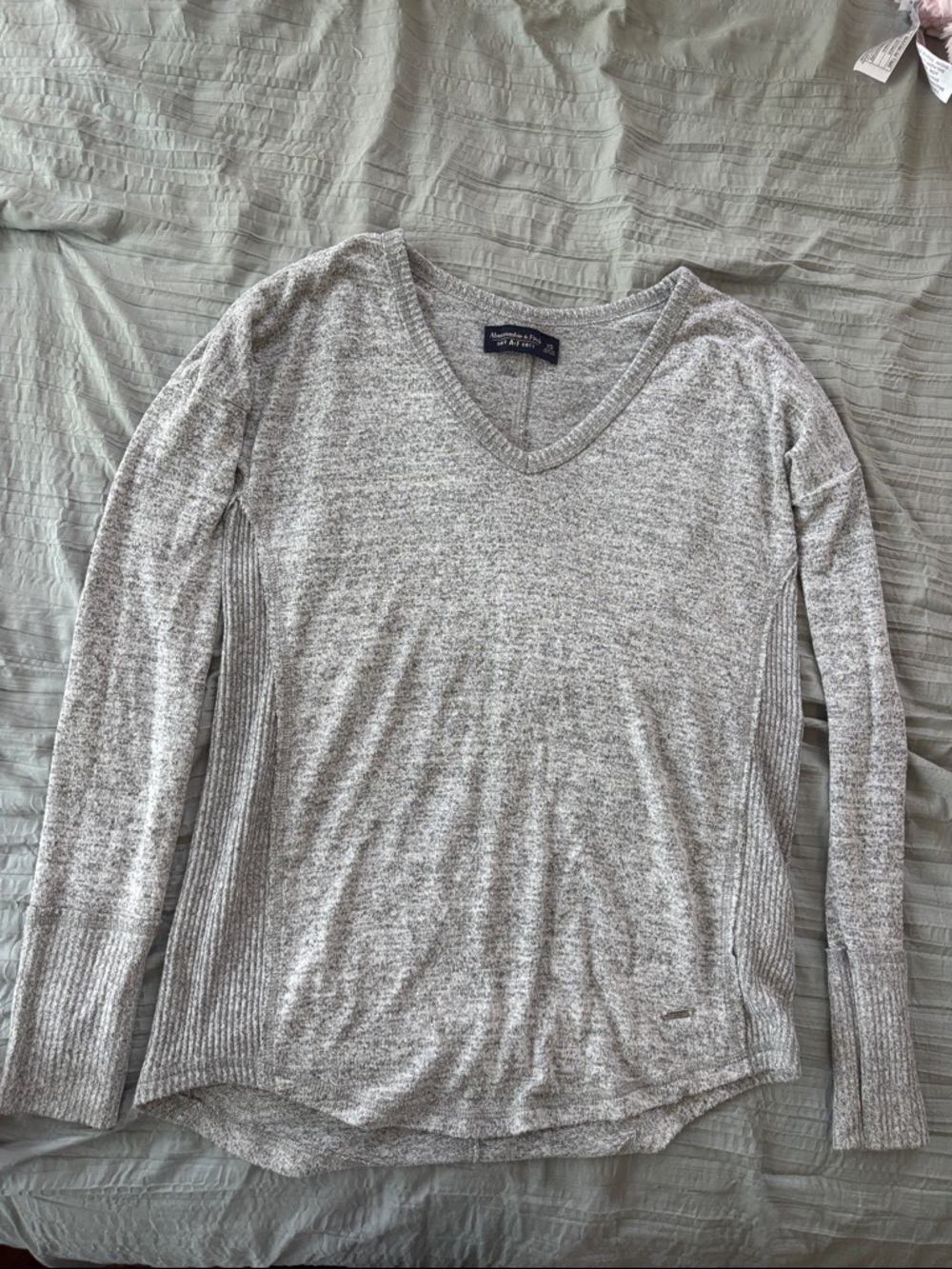 Abercrombie & Fitch Light Heather Gray V-Neck Long Sleeve Sweater